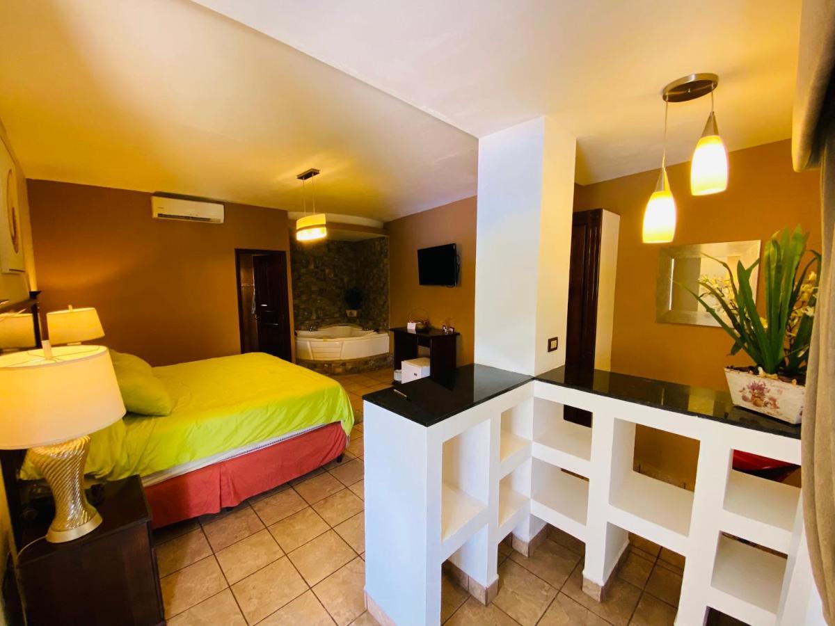 Hotel Puerto Libre Puerto Barrios Exteriör bild