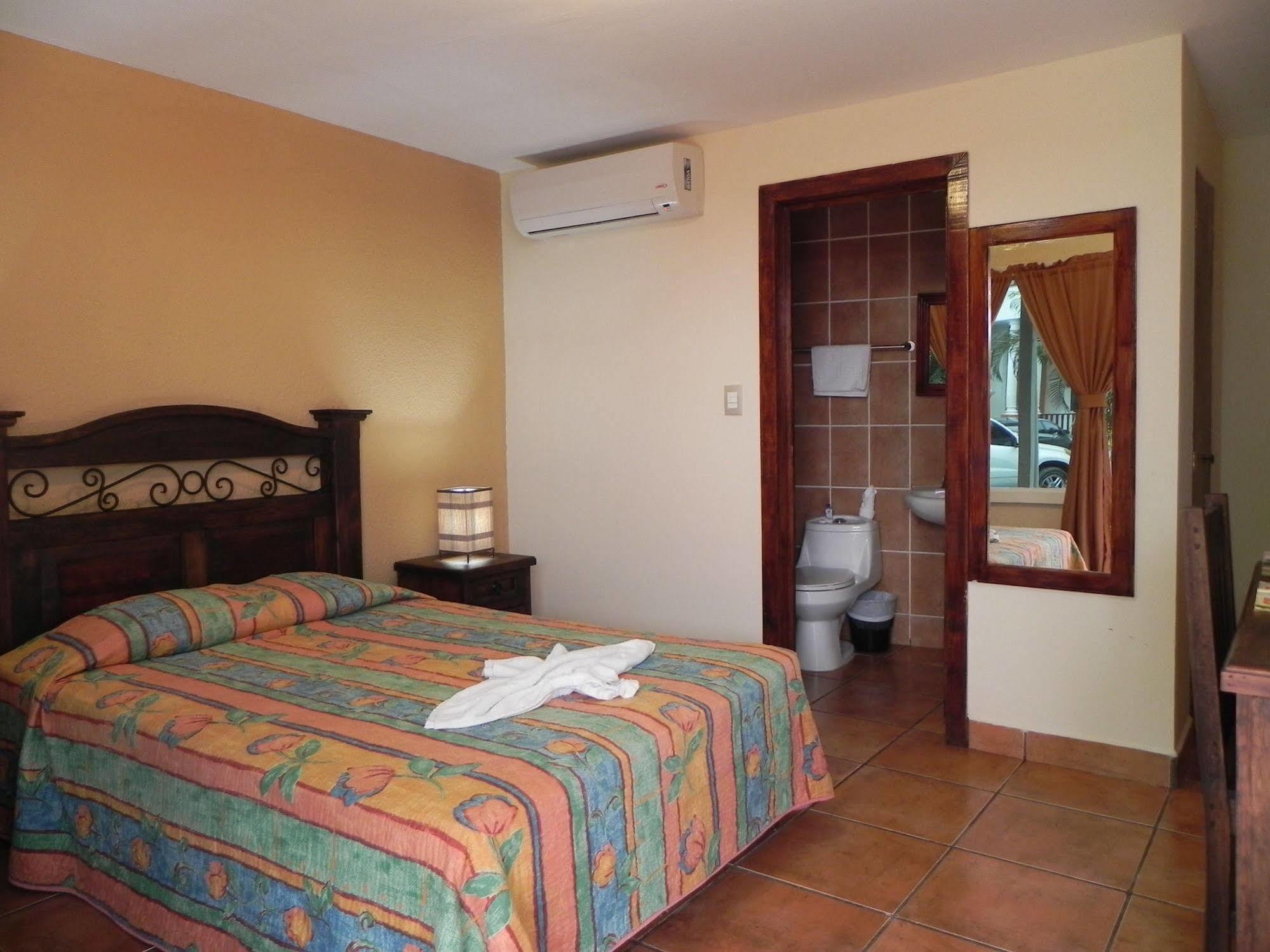 Hotel Puerto Libre Puerto Barrios Exteriör bild