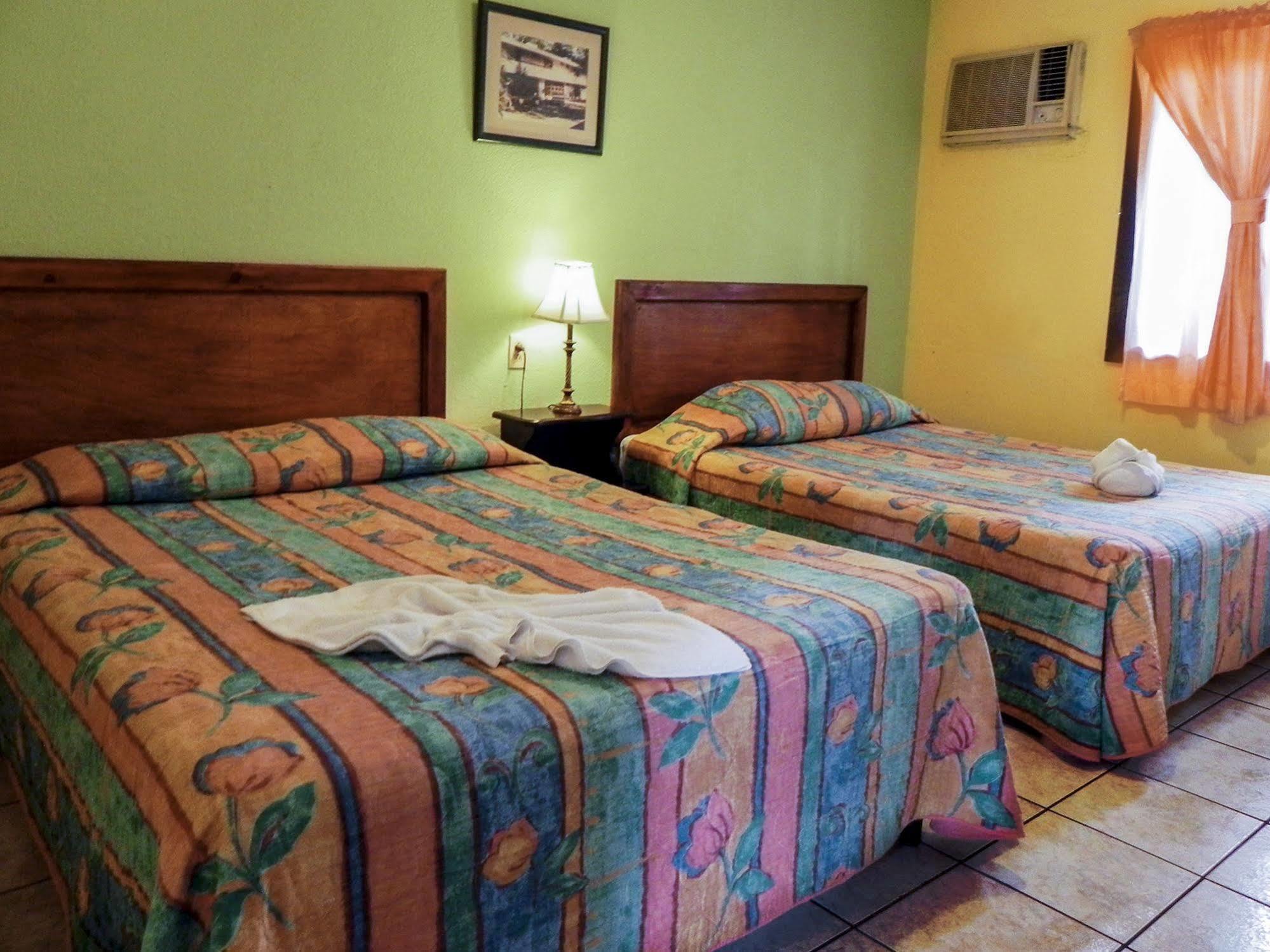 Hotel Puerto Libre Puerto Barrios Exteriör bild