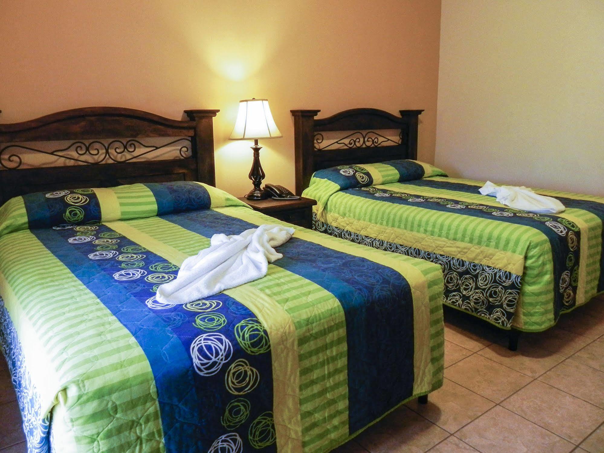 Hotel Puerto Libre Puerto Barrios Exteriör bild